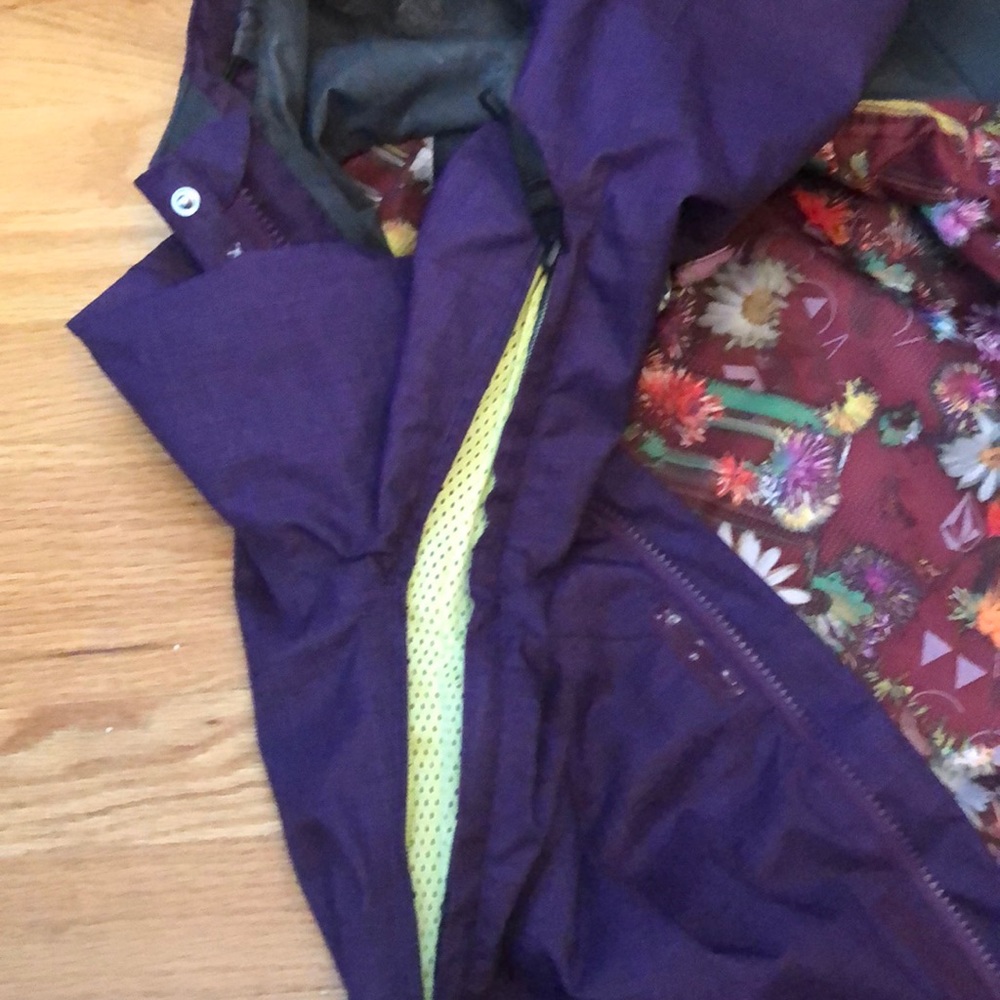 Volcom woman hooded ski or snowboard jacket - Picture 3 of 6